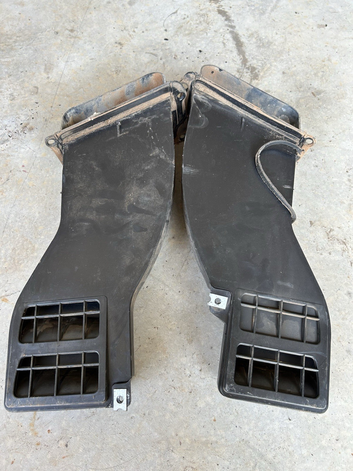 90-96 Nissan 300zx Z32 Rear RH & LH Side Quarter Panel Air Duct Vent OEM 0735
