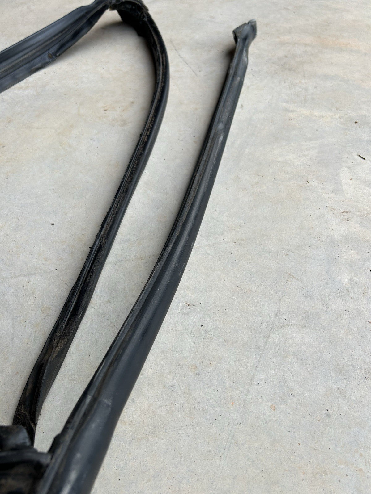 1991-1994 Nissan 240SX Convertible VERT OEM Rubber Weatherstrip Top To Roof Seal