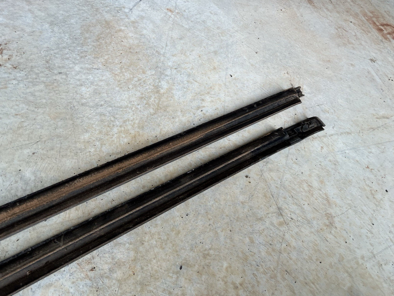 90-96 NISSAN 300ZX Z32 2+0 SET OF 2 DOOR WINDOW WEATHERSTRIP SEAL MOLDING OEM